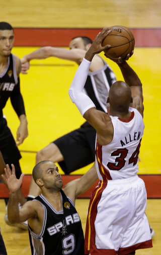 Illustration for article titled Ray Allen's Shot, Captured In Photos